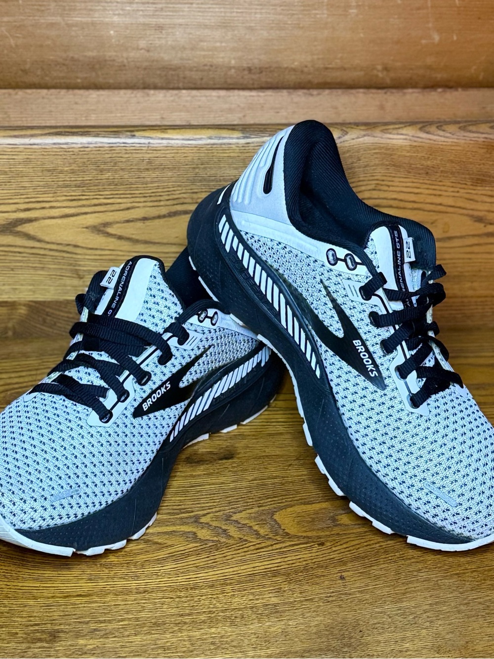 Brooks Adrenaline GTS 22 Women's Running Shoes in Black & White Mesh 6B